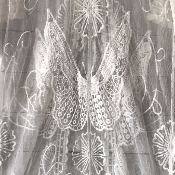 Butterfly sheer kimono - Picture 9 of 9